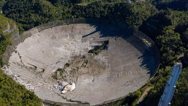 Hace 5 años se derrumbó el radiotelescopio de Arecibo en Puerto Rico. Fue el 1 de diciembre de 2020. Apareció en “GoldenEye".  #EfemeridesBond #jamesbond #goldeneye 