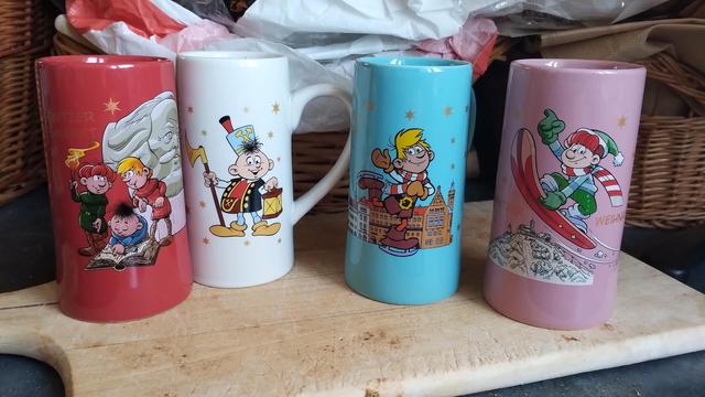 Vier Tassen vom Chemnitzer Weihnachtsmarkt mit Motiven mit den Abrafaxen vom Comicmagazin Mosaik