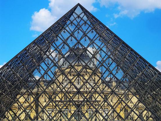 La pyramide du Louvre est une pyramide constituée de verre et de métal, située au milieu de la cour Napoléon du musée du Louvre à Paris. Elle abrite l'entrée principale du musée. Elle a été inaugurée une première fois par le président de la République François Mitterrand le 4 mars 1988, et une seconde fois le 29 mars 1989.