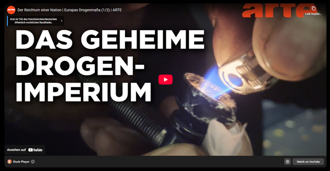 
275.540 Aufrufe  29.11.2025  #drogen #mafia #doku
Seit Jahrhunderten basiert der niederländische Wohlstand auf globalem Handel – doch dieser hatte stets eine Schattenseite, die eines Vorreiterlandes im Drogenschmuggel. Von kolonialen Opiumhöhlen über marokkanisches Haschisch bis hin zu synthetischen Drogen:  Die erste Folge der Dokumentation zeigt, wie das Land zum europäischen Drehkreuz für Rauschgift wurde.

Schon im 17. Jahrhundert legte der niederländische Kolonialismus den Grundstein für einen lukrativen Drogenhandel. Opium aus Indonesien finanzierte den Aufstieg des Handelsimperiums, später folgte auf Java der Anbau von Kokapflanzen – die Basis für Amsterdams frühe Kokainproduktion. Selbst als internationale Verbote im Ersten Weltkrieg den Handel offiziell beendeten, überlebte das System im Untergrund. In der Zwischenkriegszeit entstand so ein illegaler Markt, der bis heute nachwirkt.
Nach dem Zweiten Weltkrieg schien der Drogenhandel zunächst Geschichte. Doch die 1960er Jahre brachten einen radikalen Wandel: Mit der Gegenkultur stieg die Nachfrage nach Haschisch aus Marokko und Heroin vom indischen Subkontinent. Die Niederlande reagierten mit einer einzigartigen Strategie – ...

Dokumentation, Regie: Sofia Coppola (F/M 2025, 53 Min)