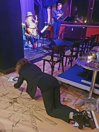 Bühne und Zeichnerin im Vordergrund