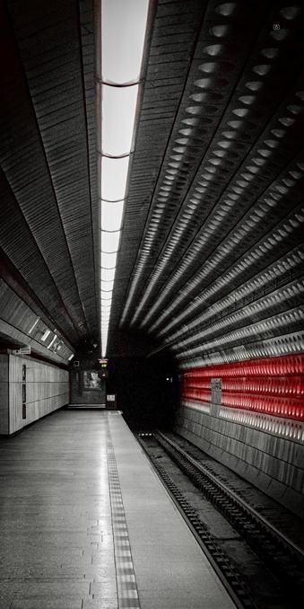👁️ A subway station tunnel with a red stripe down the wall
📍 Staroměstská, Prague
📅 8 Jun 2025
📸 Nikon D5600
⚪️ Nikkor DX 35 mm ƒ1.8G
🎞️ ISO 10000, ƒ5.6, -0.3 ev, 1/125s