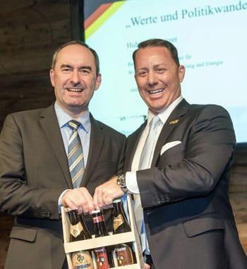 Marco Altinger, niederbayerischer Kommunalpolitiker, "Querdenker" und Besitzer einer Kette von Karateschulen, sowie einer Immobiliengesellschaft nebst Hubert Aiwanger in freundschaftlicher Atmosphäre. Aiwanger war zu dem Zeitpunkt einem lokalen Unternehmensverband beigetreten, der ebenfalls von Marco Altinger geleitet wurde. 2023 wiederum trat Marco Altinger, nach gleich mehreren Stationen bei der FDP und gescheiterten Aspirationen bei der AfD Aiwangers Freien Wählern bei, aus diesen 2024 aber wieder aus. Aktuell bildet er im Landshuter Stadtrat als Parteiloser eine Fraktion mit einzelnen AfDlern.