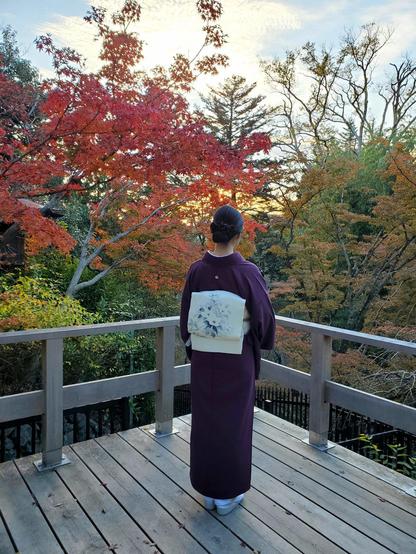 Nao-san enjoys the autumn leaves at Kitano Tenmangu.