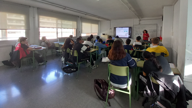 Classe en una aula de l'Institut Maria Aurèlia Capmany de Cornellà de Llobregat (3CatInfo)