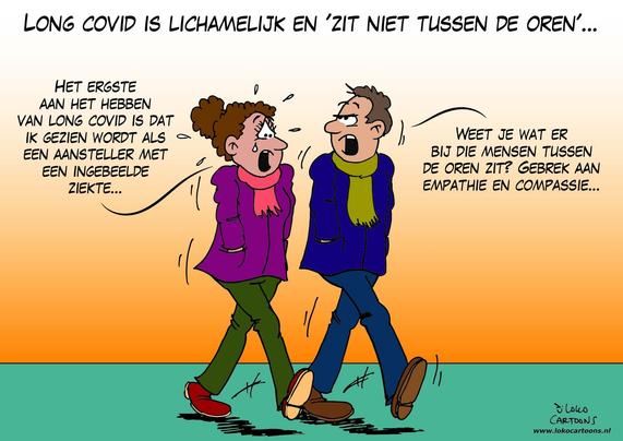 De cartoon toont twee wandelende personen in winterkleding. De vrouw links kijkt verdrietig en vermoeid; er staan trillijnen om haar heen om haar zwakte te tonen. Haar tekstballon zegt: “Het ergste aan het hebben van long covid is dat ik gezien wordt als een aansteller met een ingebeelde ziekte…” Rechts loopt een man die boos lijkt en fel reageert: “Weet je wat er bij die mensen tussen de oren zit? Gebrek aan empathie en compassie…”

Bovenaan staat de boodschap: “Long covid is lichamelijk en ‘zit niet tussen de oren’…”

De cartoon benadrukt het stigma rondom long covid: de lichamelijke klachten worden vaak niet geloofd. De emotionele impact op patiënten wordt getoond via de vrouw, terwijl de man het gebrek aan begrip in de maatschappij hekelt. De stijl is eenvoudig en kleurrijk, waardoor de boodschap direct overkomt.