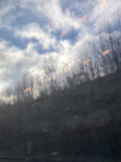 Verwischte Natur aus dem Zugfenster gesehen