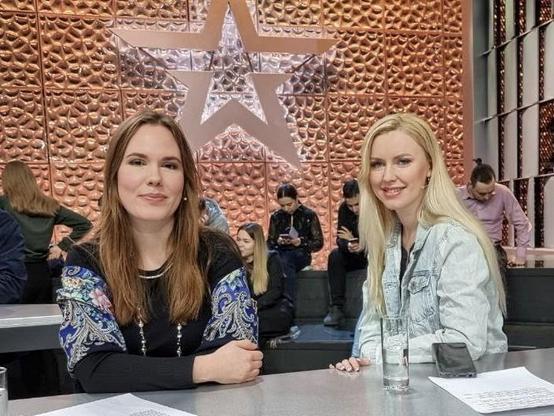 Alina Lipp und Yulia Prokhorova im Vorfeld eines gemeinsamen Fernsehauftritts Anfang 2023 bei Zvezda TV, im Zuge dessen auch der ebenfalls in der EU sanktionierte Thomas Röper im Publikum saß und kurz zur Sprache kam https://en.wikipedia.org/wiki/Zvezda_(TV_channel)
