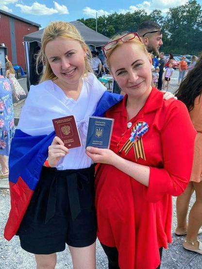 Yulia Prokhorova und eine weitere in der EU sanktionierte russische Propagandistin (damals noch mit ukrainischem Pass), Elena Kolbasikova, bei einem gemeinsamen Treffen 2022 in Deutschland nahe Köln 