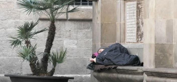 Una persona sense sostre dormint al carrer (ACN)