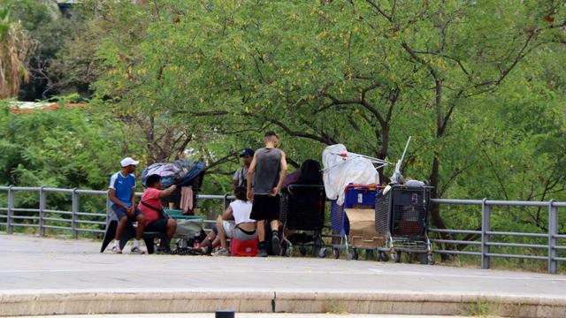 Un grup de persones sense llar al parc de l'estació del Nord de Barcelona (ACN)