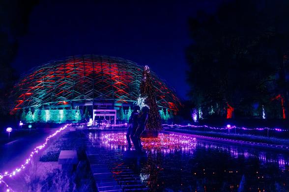St. Louis after dark has its own kind of magic.
The Climatron lit in neon and LEDs creates a full cinematic world — deep blues, glowing purples, and red light racing across the dome.
One of my favorite night captures of the year.
Prints available — link in bio.
24×36 matte metal absolutely sings with this one.
— Robert Niemeier, Photographer
#️⃣ Hashtags (copy/paste)
#stlouis #stlphotographer #missouribotanicalgarden #gardenGlow #nightphotography #longexposure_shots #fineartphotography #metalprints #purpleaesthetic #architecturelovers #climatron #neonlights #stlnightlife #canonphotography #artfairready #wallartdecor #artistsoninstagram #robertnphotographer