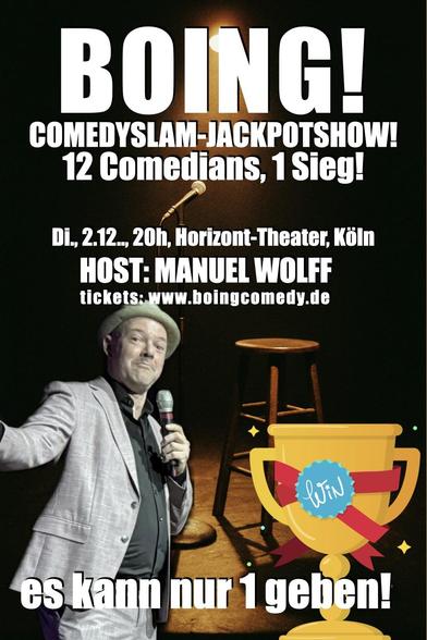Das Poster der Veranstaltung, ein Hocker und ein Mikrofonstativ auf einer leeren Bühne im Hintergrund. Im Vordergrund: Host Manuel Wolff, ein Pokal und folgender Plakattext:
BOING! Comedyslam-Jackpotshow! 12 Comedians, 1 Sieg! Di., 2.12., 20h, Horizont-Theater, Köln - Host: Manuel Wolff, tickets: www.boingcomedy.de