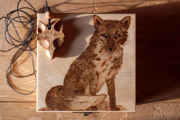 Woolf in meranti wood