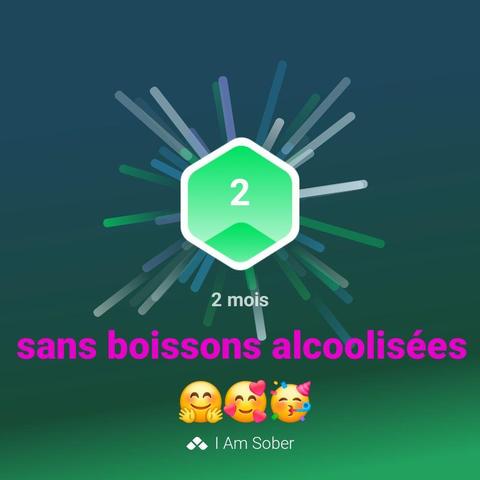 Un fond vert foncé présente un badge hexagonal central vert avec le chiffre « 2 » imprimé en blanc. Autour du badge, des lignes diagonales s'étendent vers l'extérieur, chacune d'une couleur différente : vert, jaune, bleu et violet. En dessous du badge hexagonal, il est écrit en gras « 2 mois ». En bas de l'image, il est écrit en gras « sans boissons alcoolisées ».