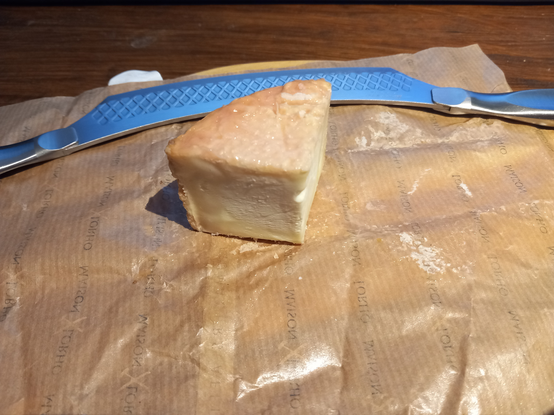 Un quart de cercle d’Ami du Chambertin, déballé et prêt à être mangé.