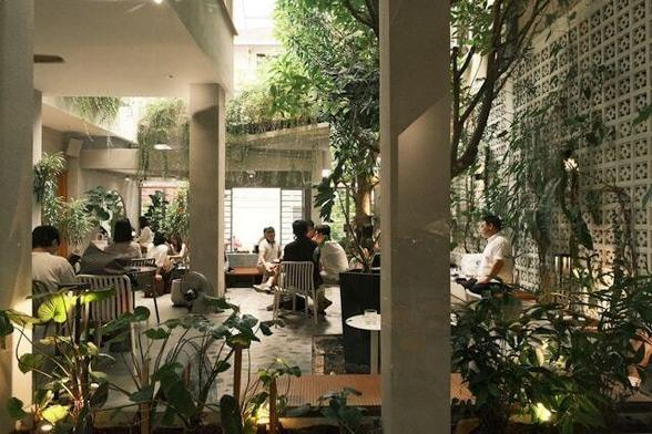 A dining area with a living wall and green foliage.