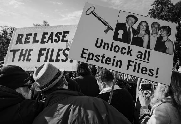 Manifestation pour demander la déclassification de l’ensemble du dossier Epstein, à Washington, le 18 2025.

... en jet à quelqu’un et présenter un prince saoudien au journaliste qui lui avait rendu service. [...]"

[...] Comment Epstein a-t-il pu réunir tant de monde autour de lui ? Parce que, dans ce milieu, l’information non publique fait office de monnaie d’échange. On n’apporte pas une simple bouteille de vin. On apporte ce que les financiers appellent de l’edge : une info exclusive, l’enseignement unique d’une conférence, une prédiction contre-intuitive sur l’IA, l’écho d’une conversation avec un élu, un bout de scoop avant qu’il ne tombe le lendemain.

Ce que la “classe Epstein” a parfaitement assimilé : plus l’information publique se banalise, plus l’information exclusive devient précieuse. Et dans cet effort permanent pour rester dans la course en apportant un peu d’edge, on perçoit chez ces correspondants à la fois une soif de se rendre indispensables, une forme d’assurance bravache, une pointe de désespoir et un côté poseur.

PHOTO DAMON WINTER/THE NEW YORK TIMES via Courrier International