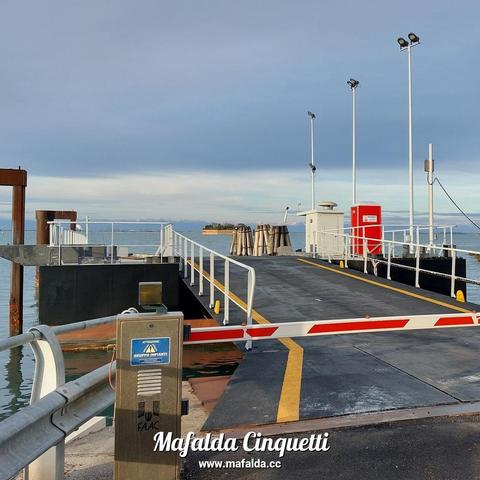Buongiorno. Alma wanted to go to Pellestrina again to eat fish. So we took the vaporetto, bus and ferry. It was a little trip around the world, I tell you. Saluti, Mafalda Cinquetti from #Venice
