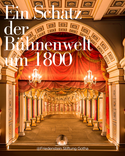 Historische Theaterbühne im Ekhof-Theater von Schloss Friedenstein Gotha. Zu sehen sind ein reich verziertes Proszenium, rote Samtvorhänge, zwei Kronleuchter und ein illusionistisches Bühnenbild mit Säulenarchitektur aus der Zeit um 1800. Darüber steht der Schriftzug „Ein Schatz der Bühnenwelt um 1800“. Unten befindet sich der Hinweis „@Friedenstein Stiftung Gotha“.