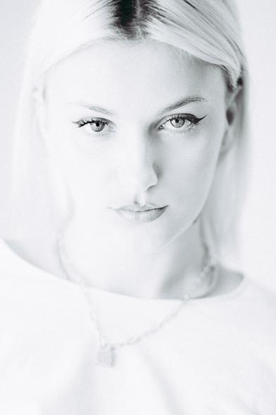 Modelo rubia de ojos azules.