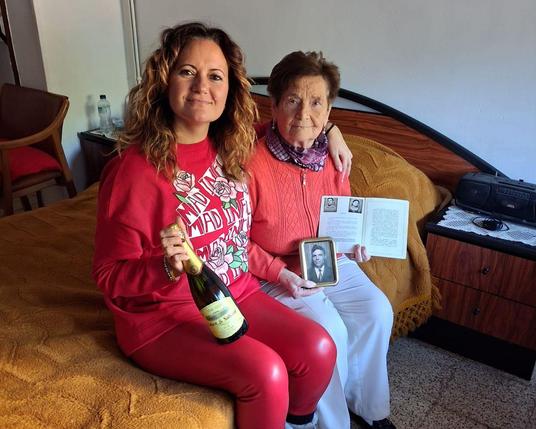 La Manuela, la seva filla i cava per celebrar-ho
