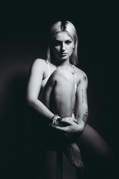 Chica rubia sentada. 