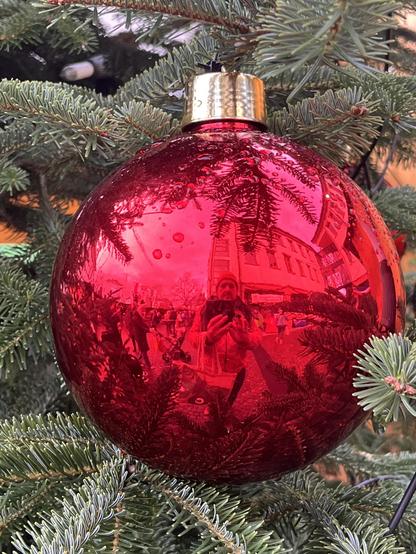 Selfie in einer großen roten Weihnachtsbaumkugel.