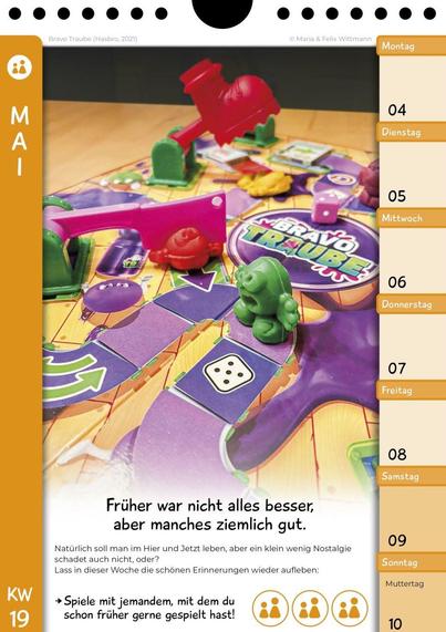 Eine bunte Seite aus dem Kalender mit der Aufgabe:

Natürlich soll man im Hier und Jetzt leben, aber ein klein wenig Nostalgie schadet auch nicht, oder?
Lass in dieser Woche die schönen Erinnerungen wieder aufleben: