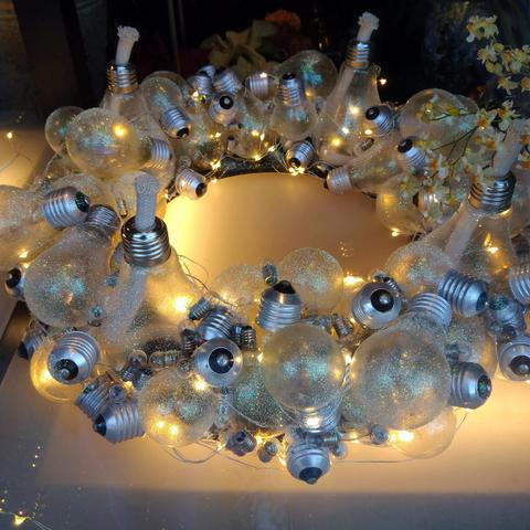 Adventkranz aus Glühbirnen 