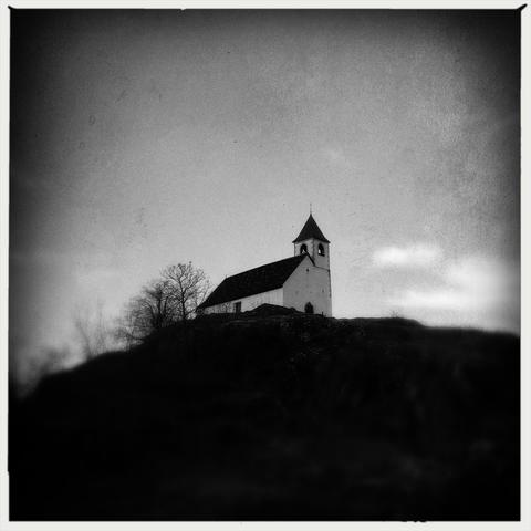 Una antica chiesetta posizionata sul profilo di una collina