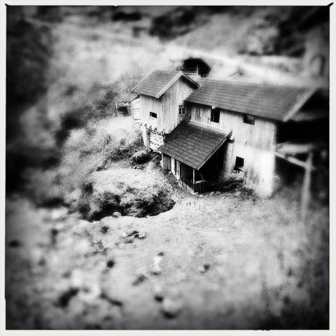 Il vecchio mulino, una grande costruzione in legna