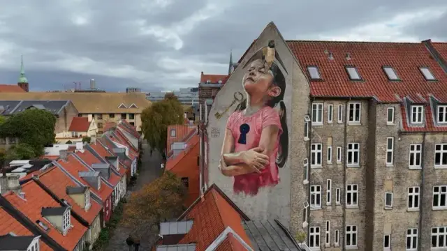 Fresque de Jonathan Jade, intitulée « Le vol de l’hirondelle » sur un mur au cœur d’Aarhus, ville du Danemark qui abrite la plus grande banque de sperme au monde.