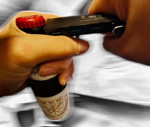 Opening a bottle of kölsch wih a usb hub