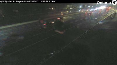Traffic cam on Queens Expressway looking east with Lake Ontario in the distance. // Image captured at: 2025-12-10 22:43:25 UTC (about 17 min. prior to this post) // Current Temp in Lincoln: 33.87 F | 1.04 C // Precip: mist // Wind: NW at 27.626 mph | 44.46 kph // Humidity: 96%