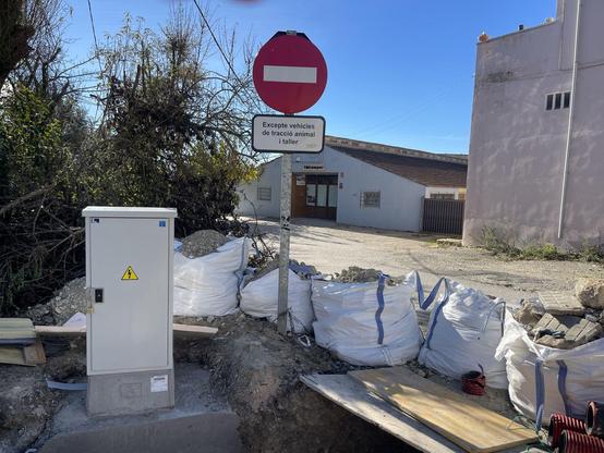 Punt de connexió de les plaques solars amb la xarxa municipal (3CatInfo)