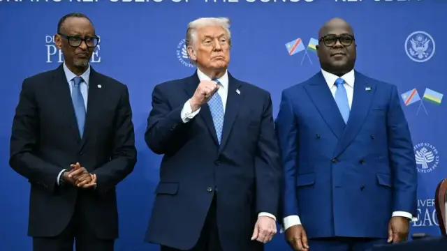 Le président américain Donald Trump avec le président du Rwanda Paul Kagame (à gauche) et le président de la République démocratique du Congo Félix Tshisekedi à Washington, le 4 décembre 2025. 