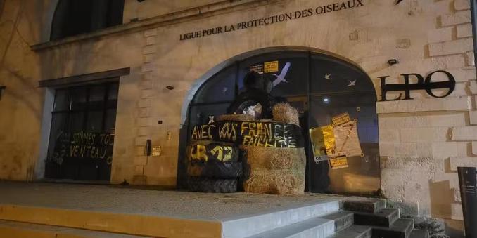 Parmi les tags au siège de la LPO figuraient les phrases : « Foutez-nous la paix, laissez-nous travailler » ou encore « Avec vous, France faillite ».