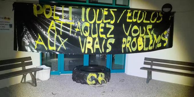 L’action menée dans la nuit du 10 au 11 décembre devant les locaux de l’Office français de la biodiversité (OFB), à Courcoury, est revendiquée et signée CR 17.