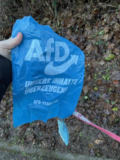 Blauer Hunde – Kotbeutel mit der Aufschrift: AfD, unsere Inhalte überzeugen. Drunter der Link AfD-verbot.de