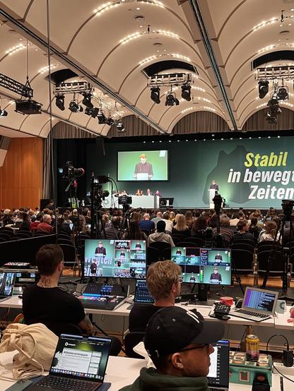Parteitagshalle, div Kamera und Monitore mit Schnittbildern , Motto "Stabil in bewegten Zeiten"
