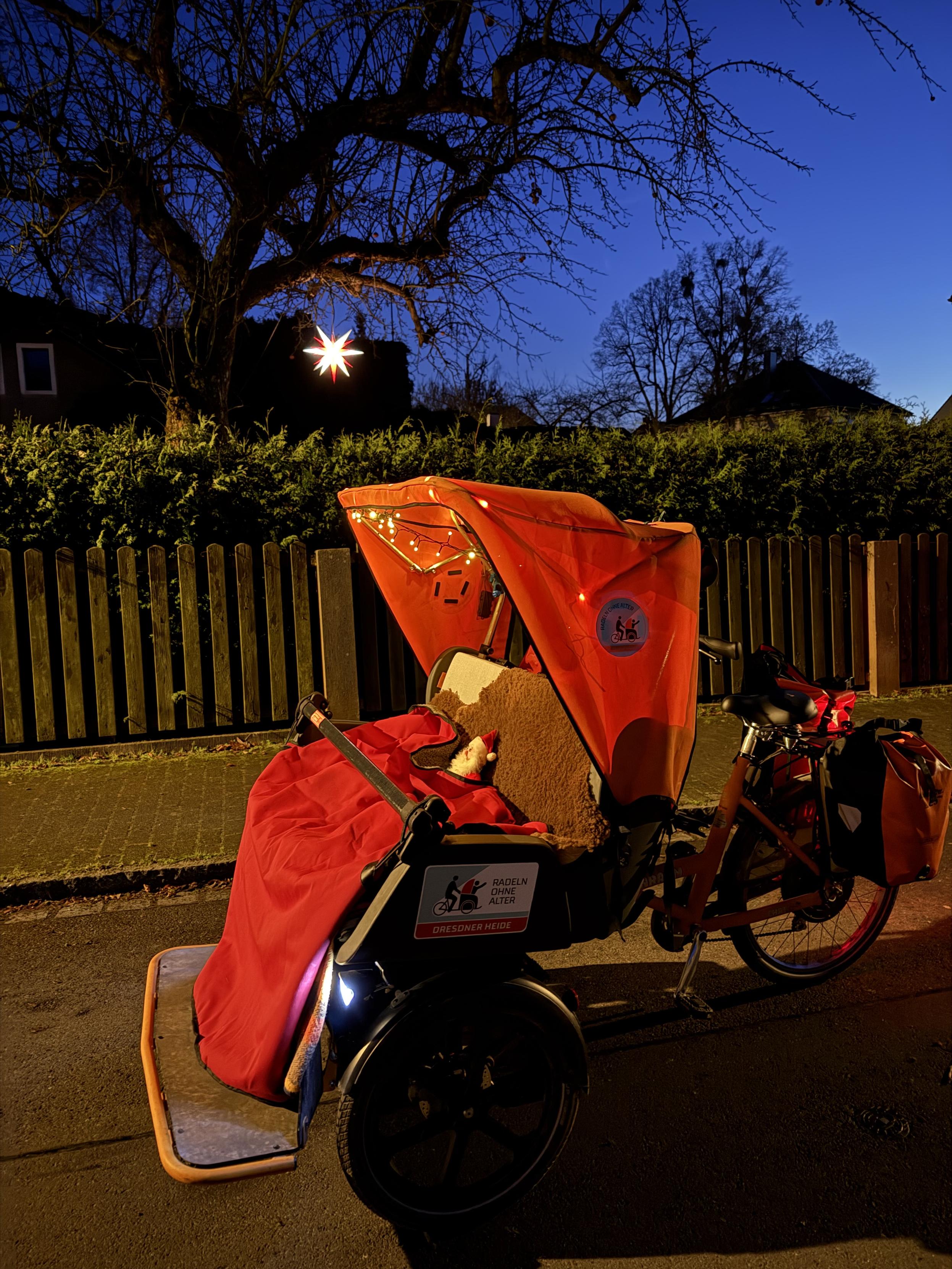 Rikscha vor blau-dunklem Himmel und Herrnhuter Stern 