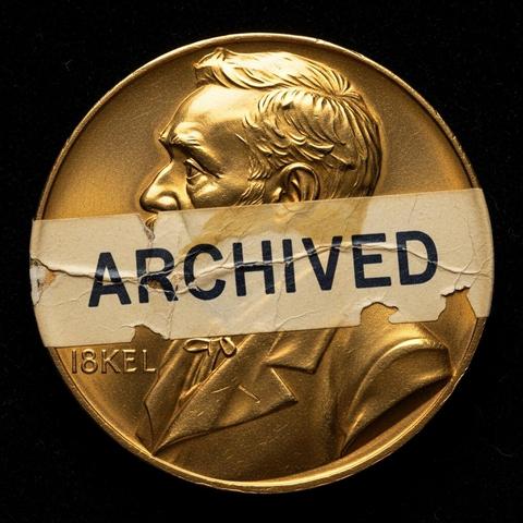 Bilginin bu kadar hızlı çoğaldığı bir zamanda Nobel ödüllerini alanların daha genç olmasını beklersiniz değil mi? Yapay zeka ile birlikte zihnimizin sınırlarının genişlediği bu dönemde ben de bunun böyle olacağını düşünmüştüm. Oysa yanılmışım; durum bunun tam tersiymiş.

Araştırmalar gösteriyor ki, özellikle fizik, kimya ve tıp gibi temel bilimlerde, Nobel alan bilim insanlarının ortalama yaşı istikrarlı bir şekilde artıyor. Peki, burada bir çelişki mi var? Aslında hayır. Benim 'daha genç ödüller' beklentimdeki mantık hatalı değil. Çünkü sorun, mantığımızda değil, dünyamızda.

YZ’nin tahminlerinin onaya dönüştüğü hız çağında benim düşüncem aslında tezimi doğrulayan bir paradoksa dönüşüyor. Yani Nobel'in yaşlanması, aslında eski değerlere göre ilerleyen ödül sürecinin gençleşmesi gerektiğinin bir kanıtı oluyor.

Nobel’in en korktuğu şey, onayladığı bir keşfin yanlış çıkması. Nobel, en az 50 yıl boyunca onay verdiği bilimsel kanıtın ‘temel taş’ olarak kalmasını ister. Ne var ki, Nobel’in 20 yılın üzerine çıkan onay sürecini YZ saniyelere indirmeye çalışırken bu ne kadar mümkün olabilir?

Her buluşun saniyeler içinde eski bir versiyona düşebildiği hız çağında, kriterler de değişir. Bu ortamda en zor başarı, ürettiği bilginin bir gürültüye dönüşmeden en uzun süre varlığını korumasıdır. Belki de ödüllendirme, bir nesneden, o kaosu yöneten iradeye veya kolektif zekâya kayar.

Nitekim 2024 Nobel Kimya Ödülü, bunun bir ilanı gibi. 

