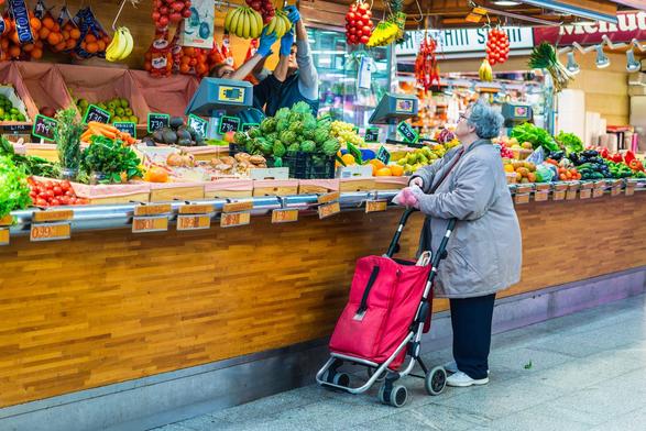 Una parada de fruita i verdura al mercat de Santa Caterina (iStock)