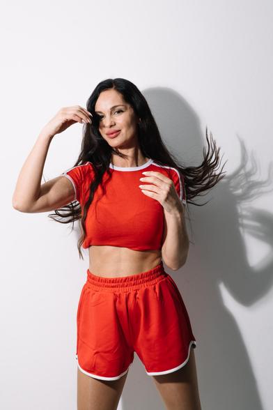 Chica con ropa deportiva.