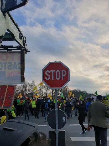 Ein Stop-Schild, eigentlich ein reguläres Verkehrszeichen, aber hier sinnbildlich mit klarer Ansage an die Regierungen in Berlin und Düsseldorf.