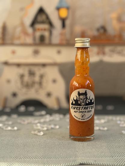 Gina‘s 2025 hot sauce „Firestarter“ in front of a Schibbogen.