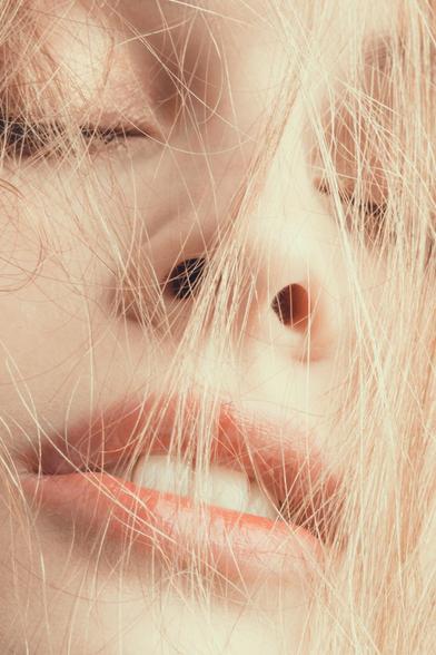 Retrato de mujer rubia de cerca.