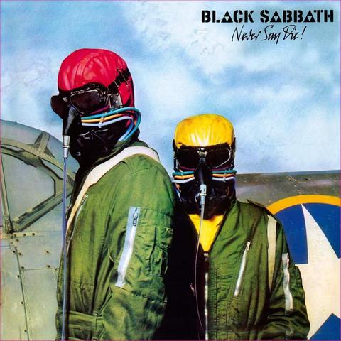 Cover der Platte "Never Say Die" von Black Sabbath. 2 Gestalten mit futuristischen oder außerirdischen Helmen / Atemgeräten in grünen Overalls stehen vor einem blauen Himmel und Flugzeugen 