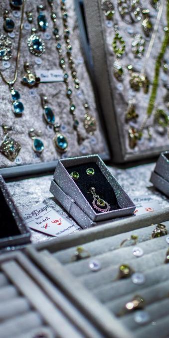 👁️ A silvery jewelry box lined with black velvet cloth, upon which rest two earrings and a pendant 
📍 Dutch Quarter, Potsdam
📅 14 Dec 2025
📸 Nikon D5600
⚪️ Nikkor DX 35 mm ƒ1.8G
🎞️ ISO 640, ƒ1.8, -0.7 ev, 1/1600s
